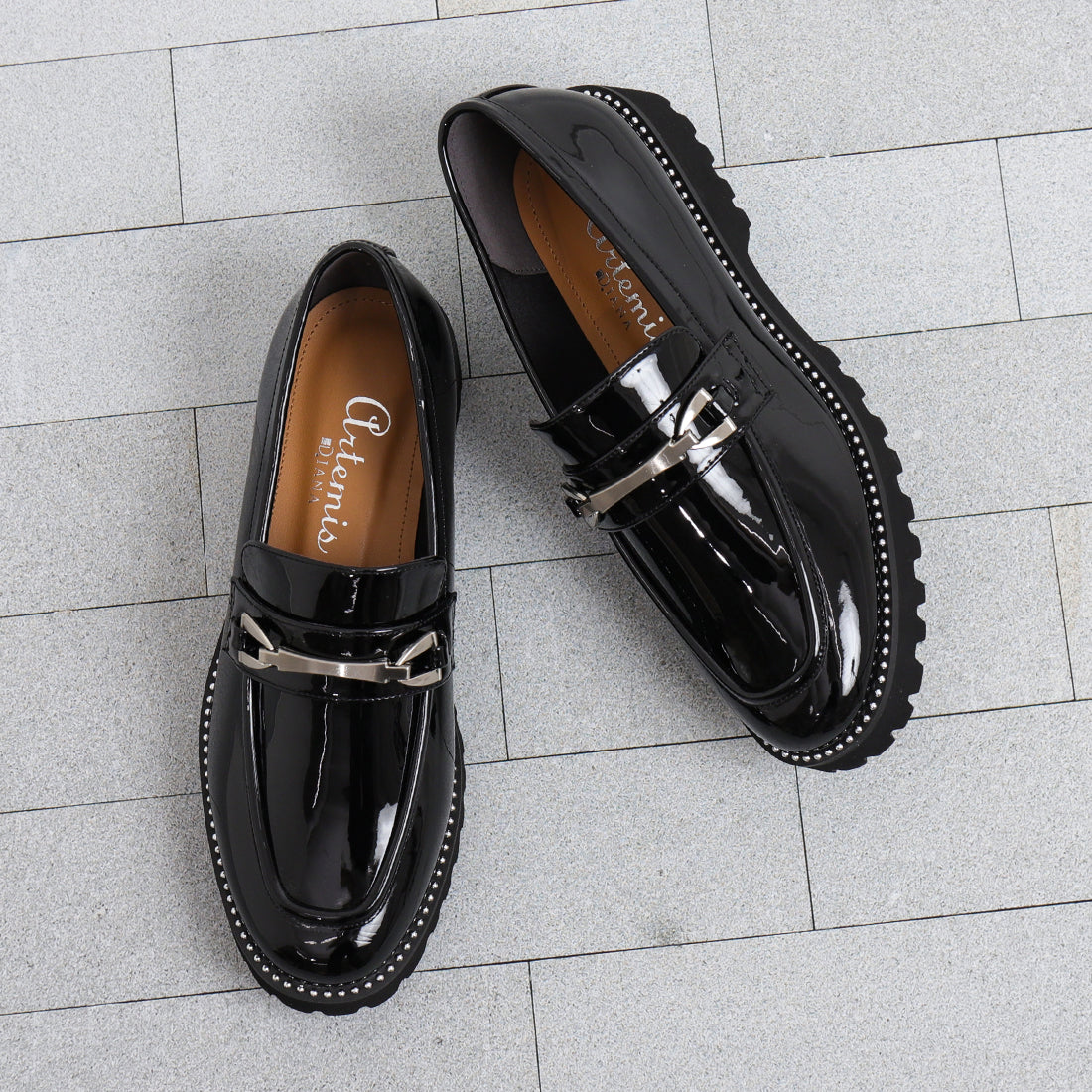 アルテミス バイ ダイアナ artemis by DIANA ボールチェーンデザイン厚底ビットローファー (黒合皮エナメル) 黒合皮エナメル