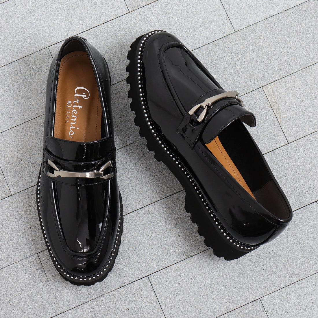 アルテミス バイ ダイアナ artemis by DIANA ボールチェーンデザイン厚底ビットローファー (黒合皮エナメル) 黒合皮エナメル