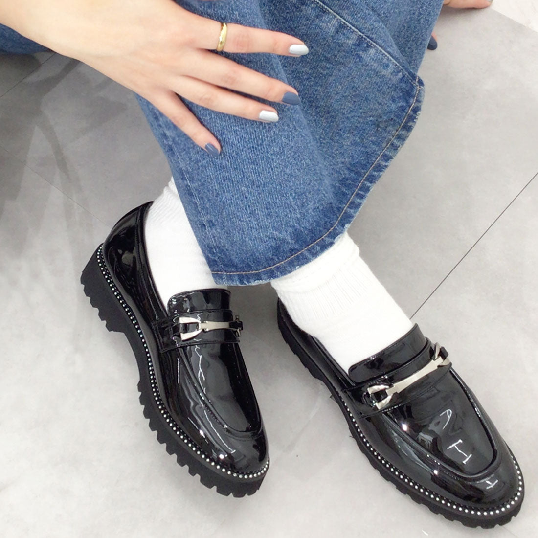 アルテミス バイ ダイアナ artemis by DIANA ボールチェーンデザイン厚底ビットローファー (黒合皮エナメル) 黒合皮エナメル