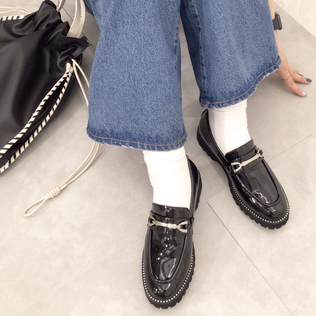 アルテミス バイ ダイアナ artemis by DIANA ボールチェーンデザイン厚底ビットローファー (黒合皮エナメル) 黒合皮エナメル