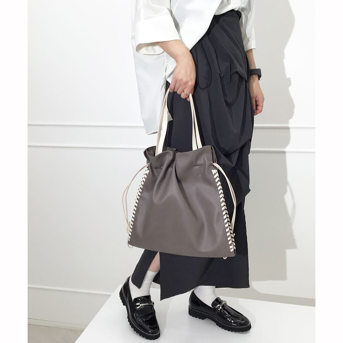 アルテミス バイ ダイアナ artemis by DIANA ボールチェーンデザイン厚底ビットローファー (黒合皮エナメル) 黒合皮エナメル