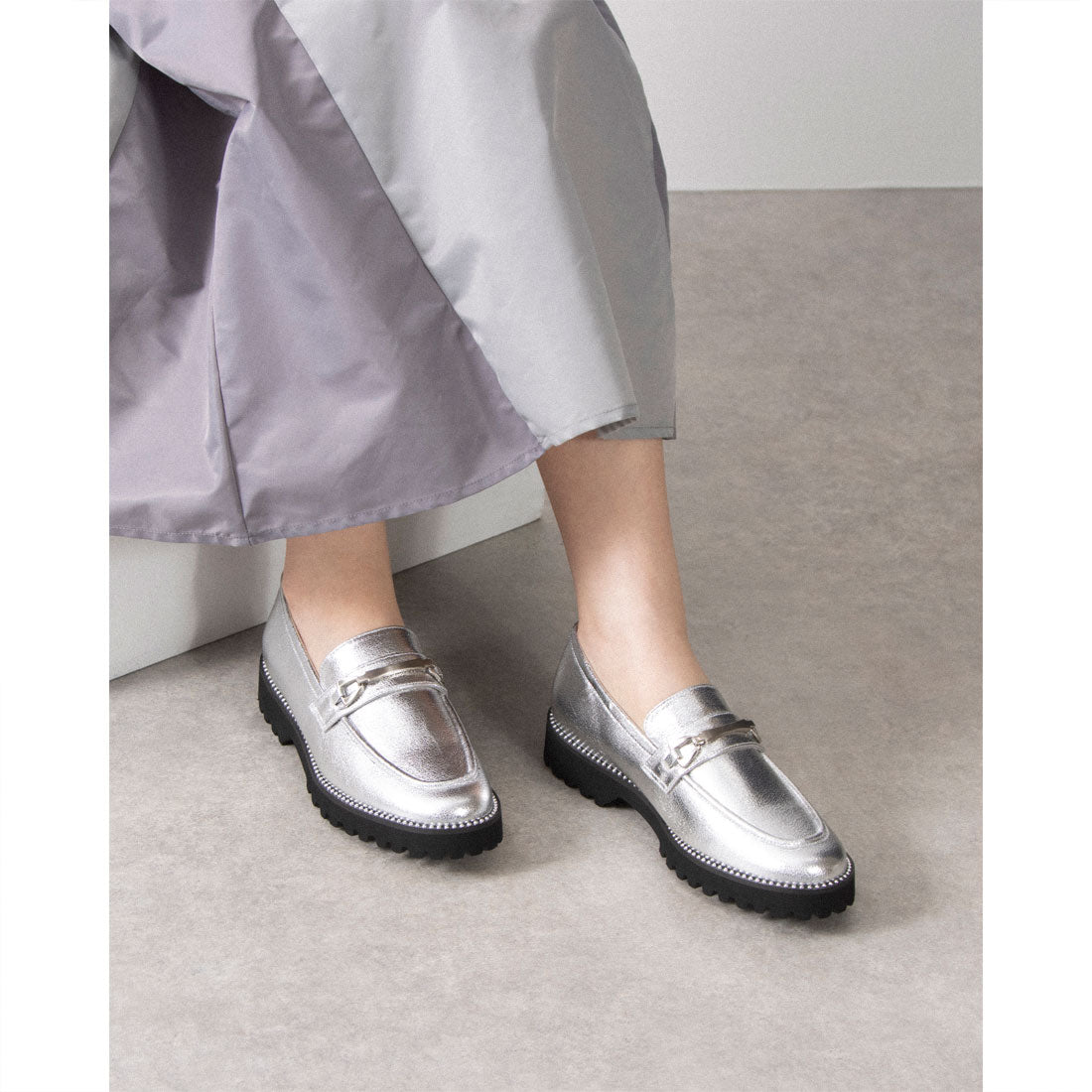 アルテミス バイ ダイアナ artemis by DIANA ボールチェーンデザイン厚底ビットローファー (黒合皮エナメル) 黒合皮エナメル