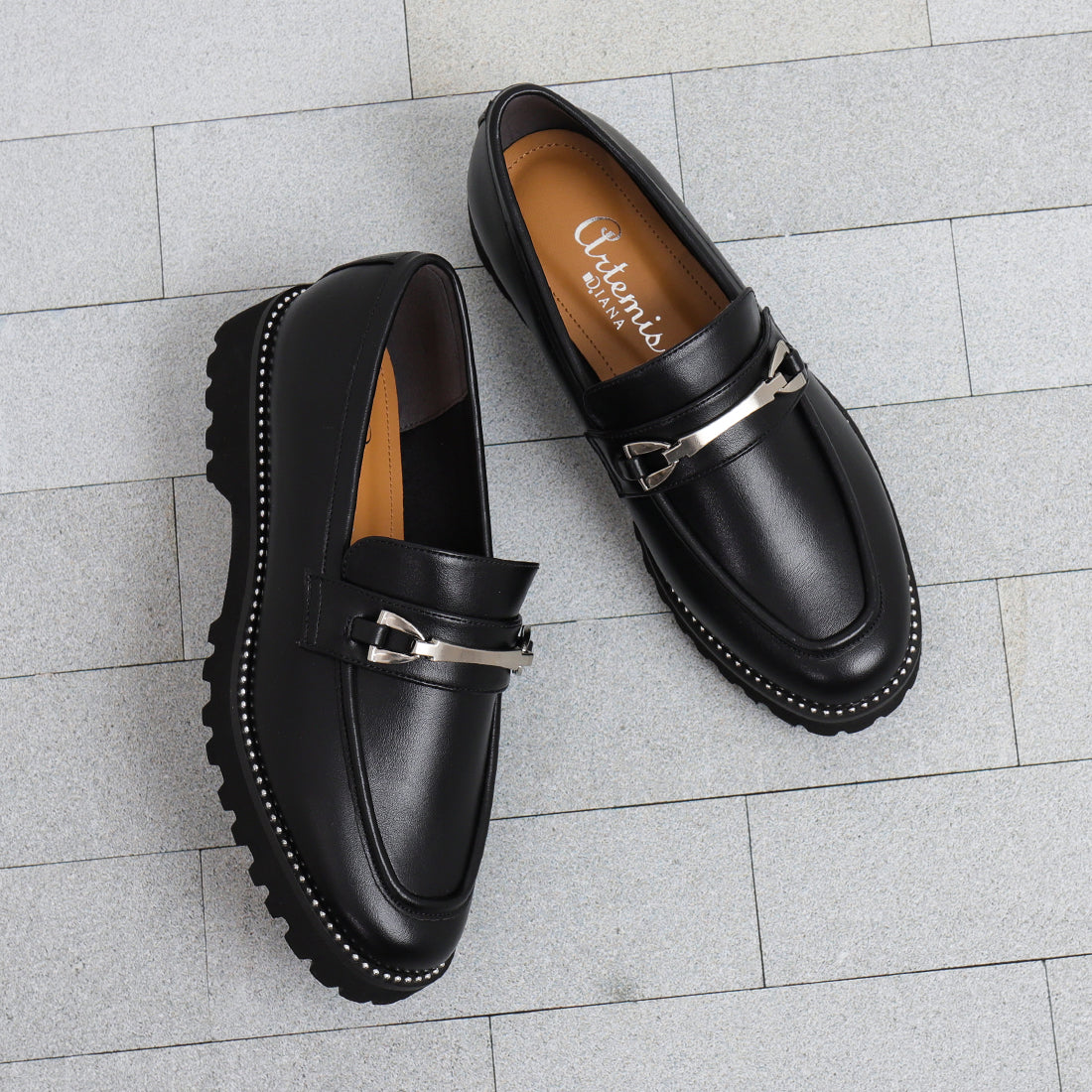 アルテミス バイ ダイアナ artemis by DIANA ボールチェーンデザイン厚底ビットローファー (黒合皮スムース) 黒合皮スムース