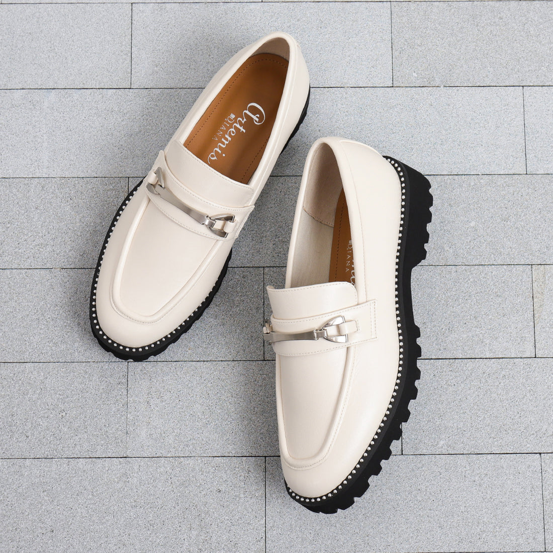 アルテミス バイ ダイアナ artemis by DIANA ボールチェーンデザイン厚底ビットローファー (アイボリー合皮スムース) アイボリー合皮スムース