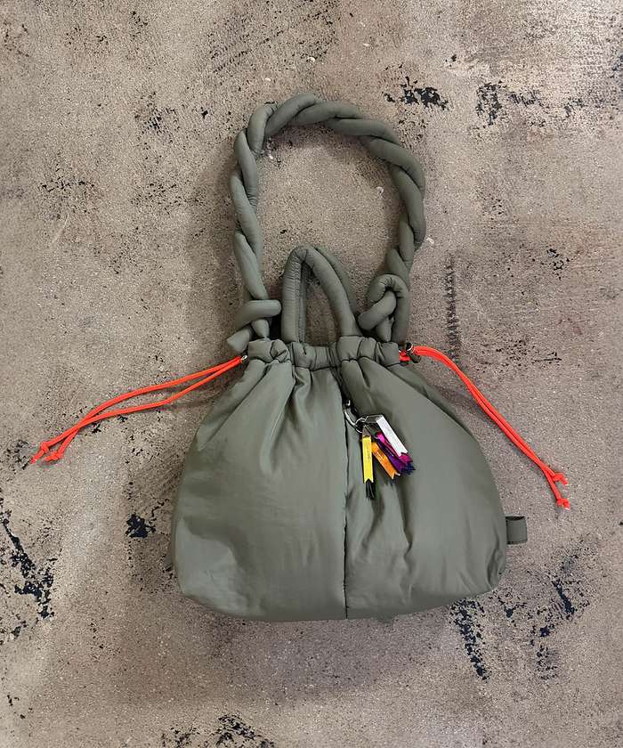 ノミネ NOMINE 【cheek】puff kinchaku 2WAY tote 巾着 ショルダーバ (グレー) グレー