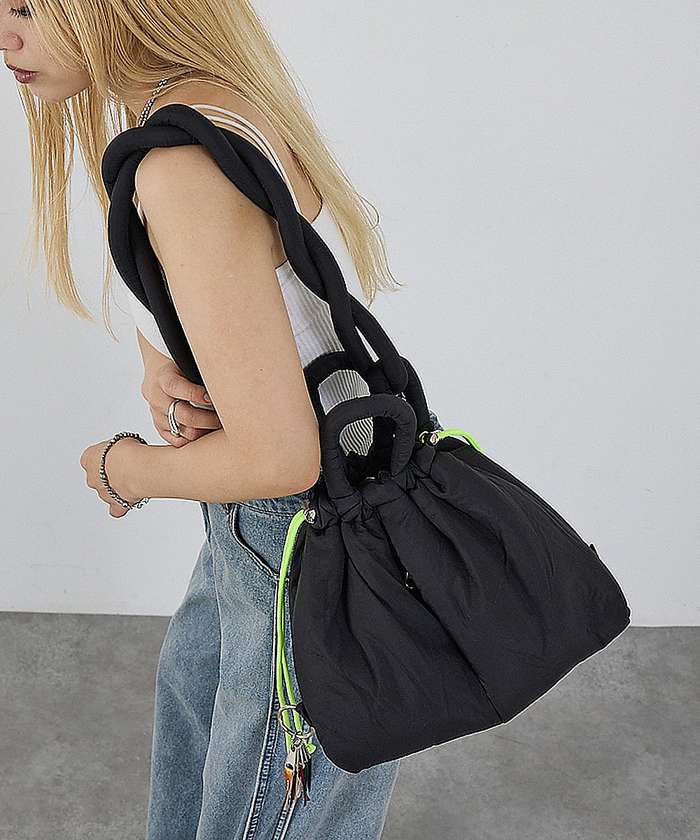 ノミネ NOMINE 【cheek】puff kinchaku 2WAY tote 巾着 ショルダーバ (ブラック) ブラック