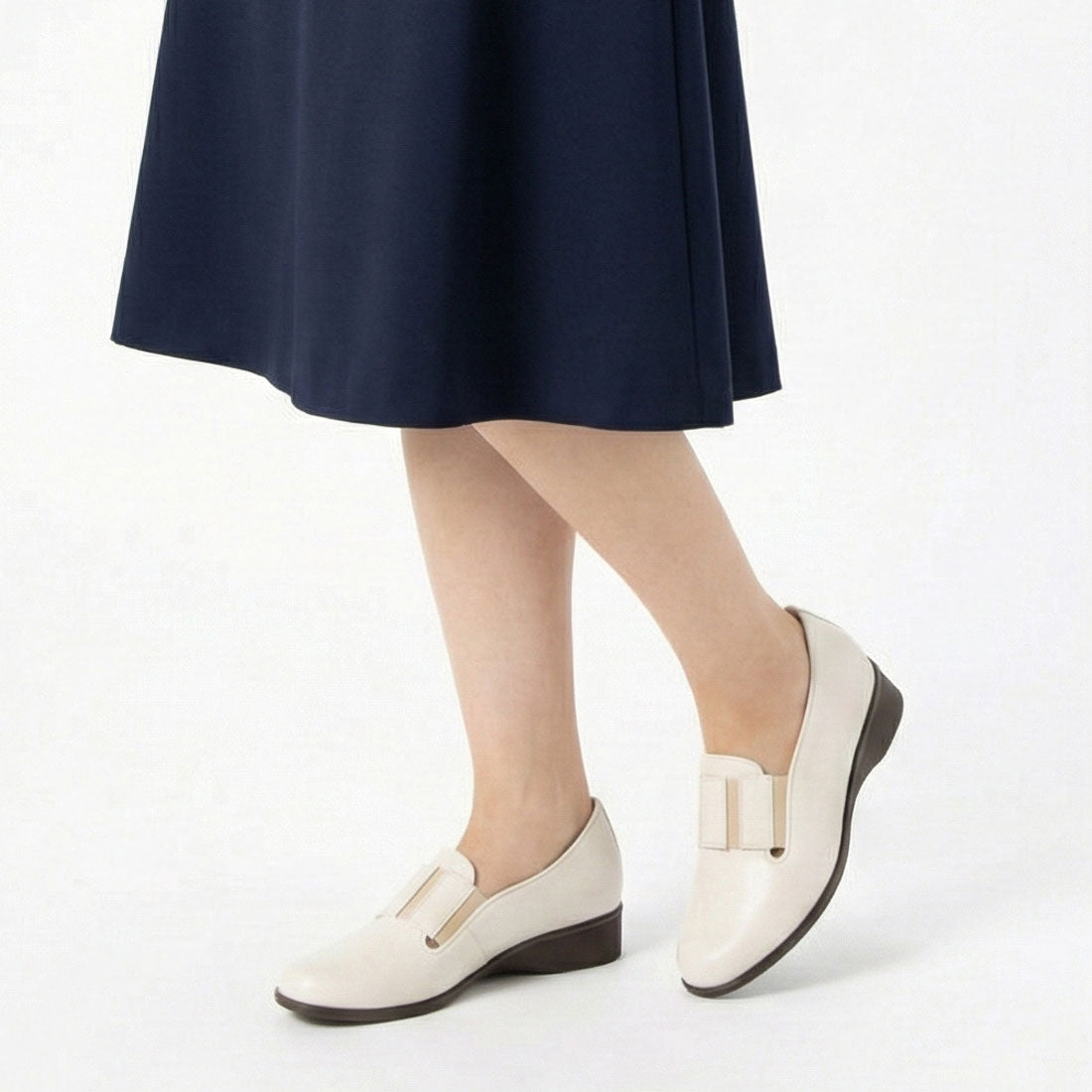 アトリエ Atelier 【3E】ラバーバンド付きラウンドトゥシューズ (ホワイトB) ホワイトB