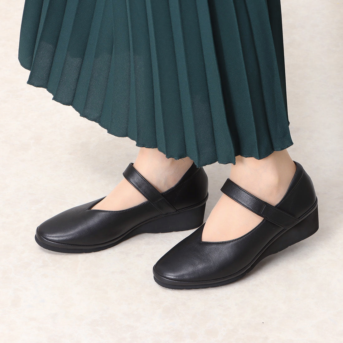 アトリエ Atelier 【3E】Vカットストラップシューズ