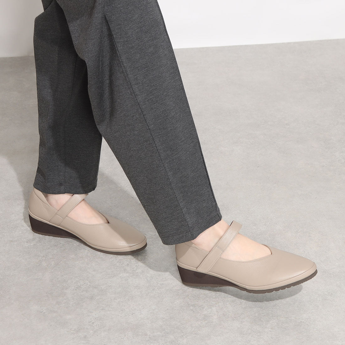 アトリエ Atelier 【3E】Vカットストラップシューズ