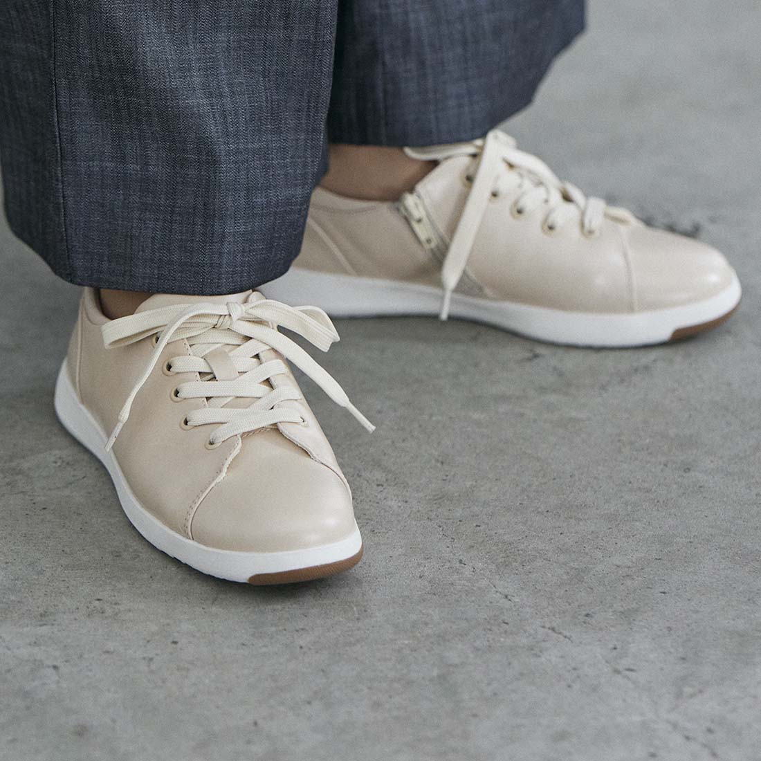 アトリエ Atelier 【3E】【レイン対応】レザースニーカー,ベージュ