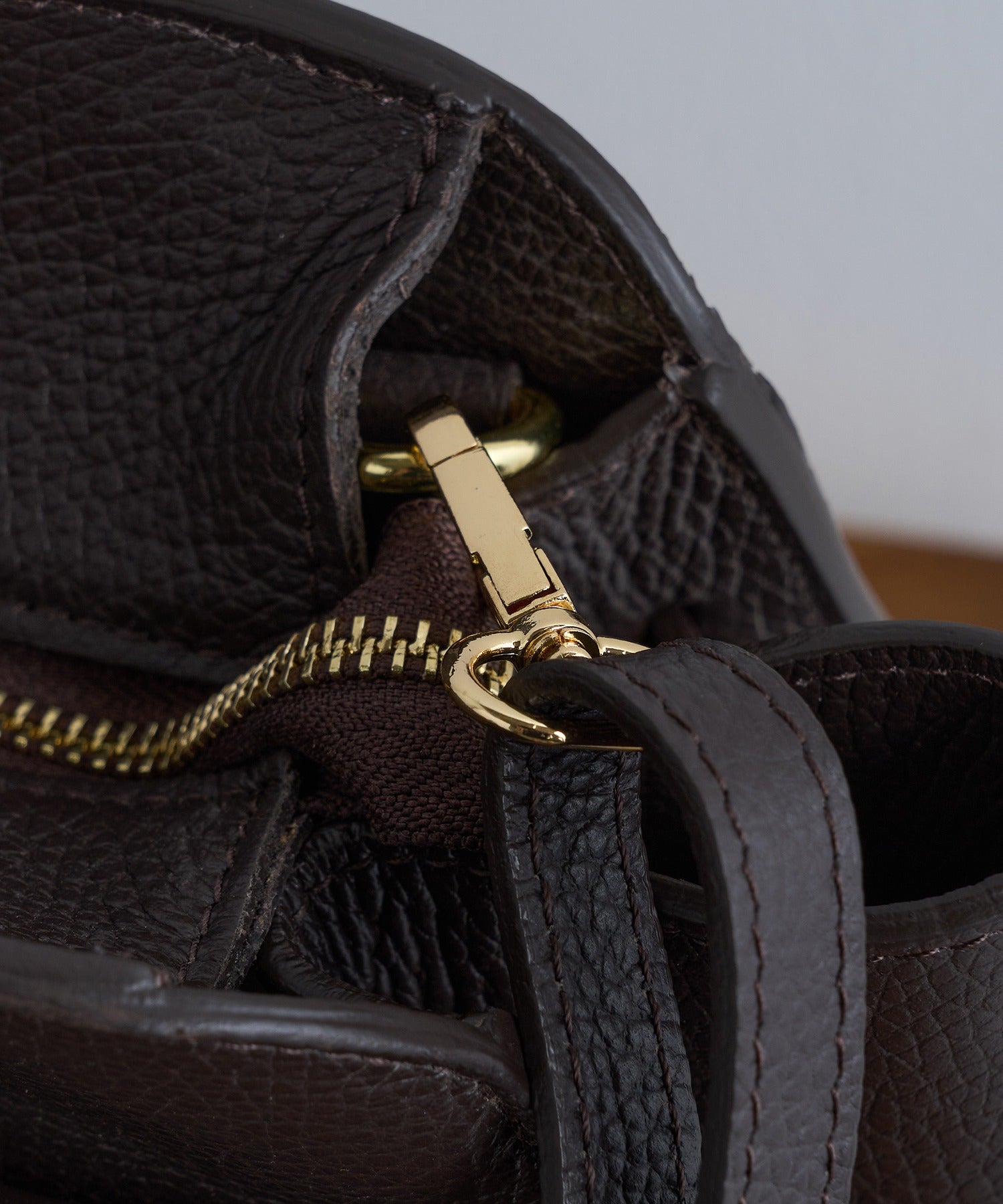 オウレンティ AULENTTI カウレザー金具ベルトショルダーバッグ DOLLARO(M&E) FB-7910-DO (ダークブラウン) ダークブラウン