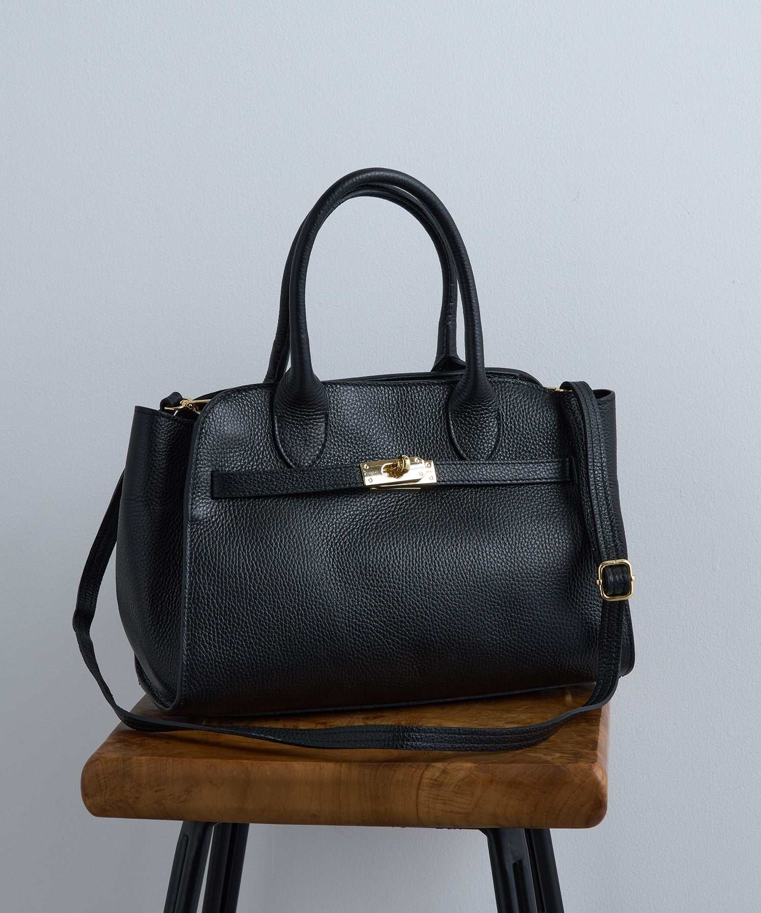 オウレンティ AULENTTI カウレザー金具ベルトショルダーバッグ DOLLARO(M&E) FB-7910-DO (ブラック) ブラック