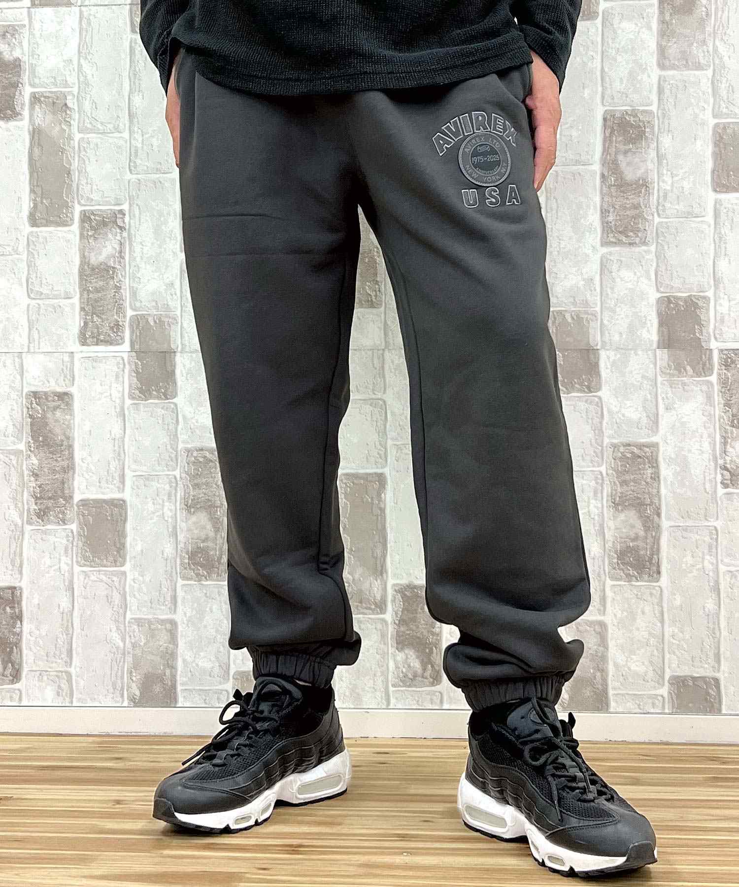 アヴィレックス AVIREX 50th VARSITY SWEAT PANTS 50周年 バーシティ スウェットパンツ ジャージ アビレックス ロングパンツ イージーパンツ メンズ (チャコール) チャコール