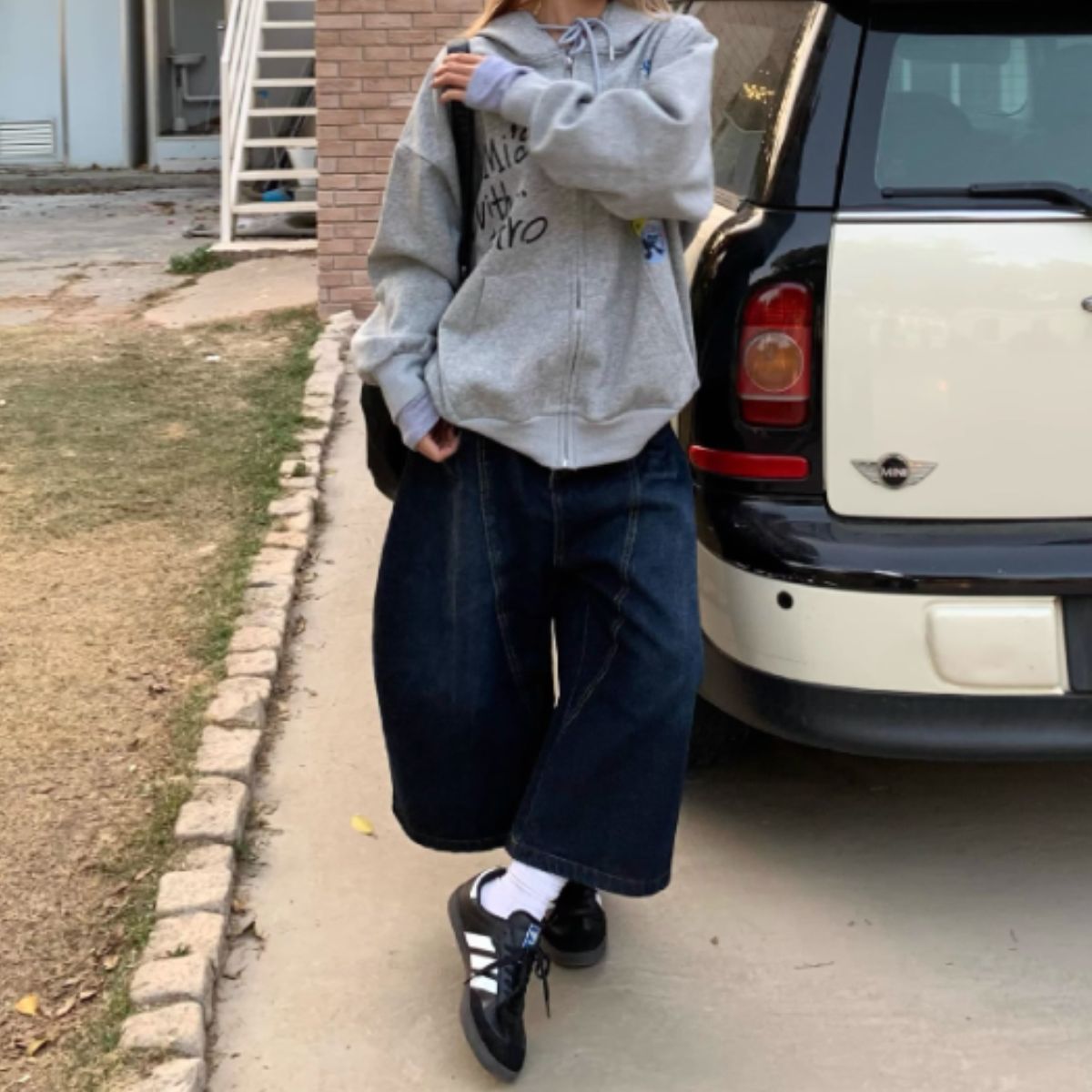 ベルシー Belle Cie デニムパンツ ワイドパンツ ジーンズ クロップド 半端丈 カーブ レディース 韓国ファッション ロゴ入り 立体カット Y2K ボリューム 個性派 夏 (ネイビー) ネイビー