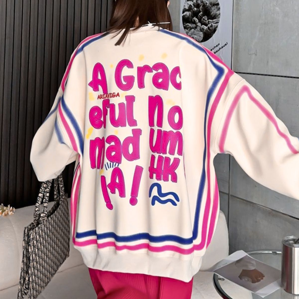 ベルシー Belle Cie トップス スウェット トレーナー ロゴ ネオン プルオーバー 秋 レディース 韓国ファッション POP ダンス 衣装 ゆるダボ 体型カバー ビビッド (アイボリー) アイボリー