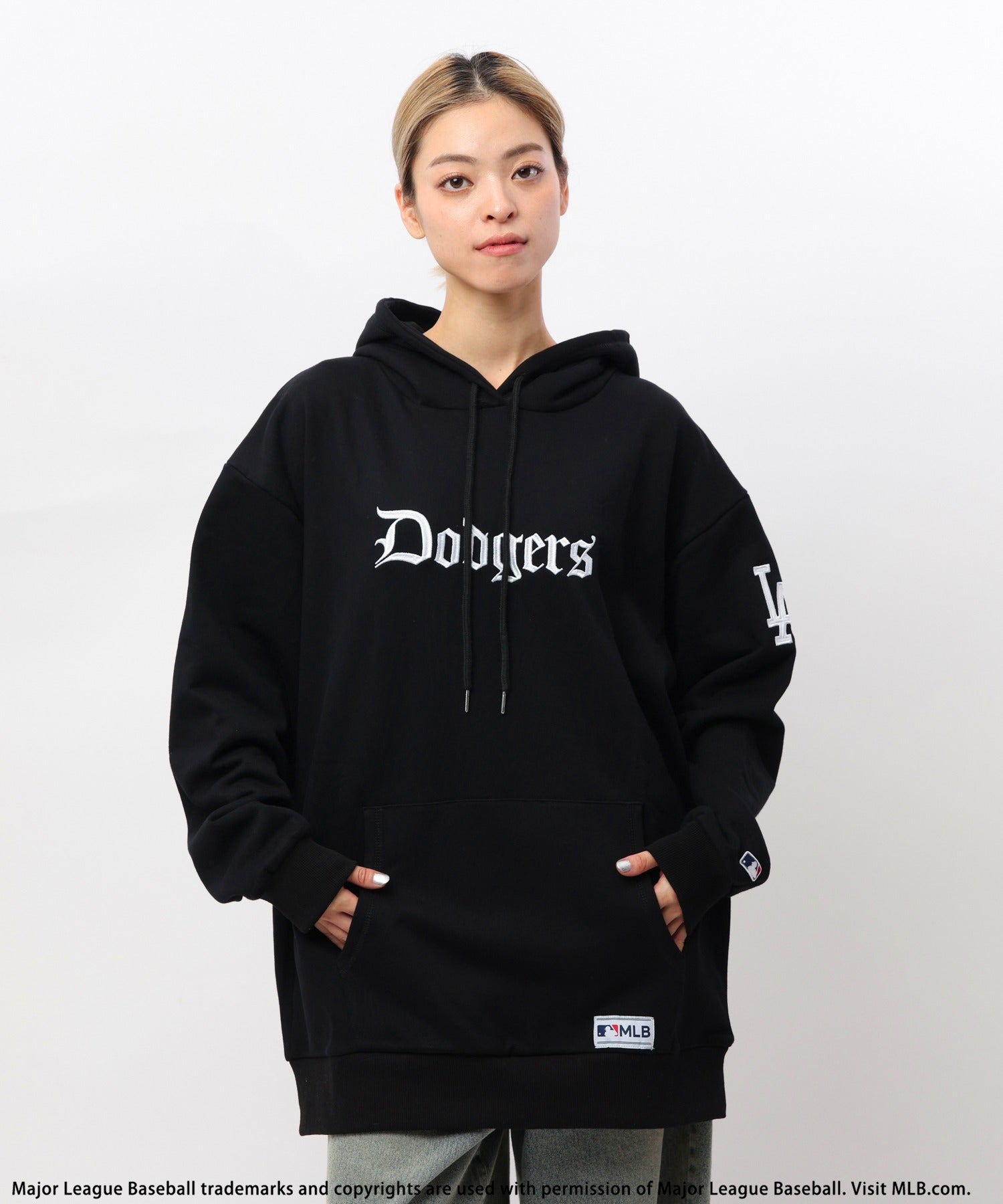 バック トゥー ザ フィールド (ビーティーティーエフ) BACK TO THE FIELD (BTTF) 【MLB】刺繍ロゴフーディー (ブラック) ブラック