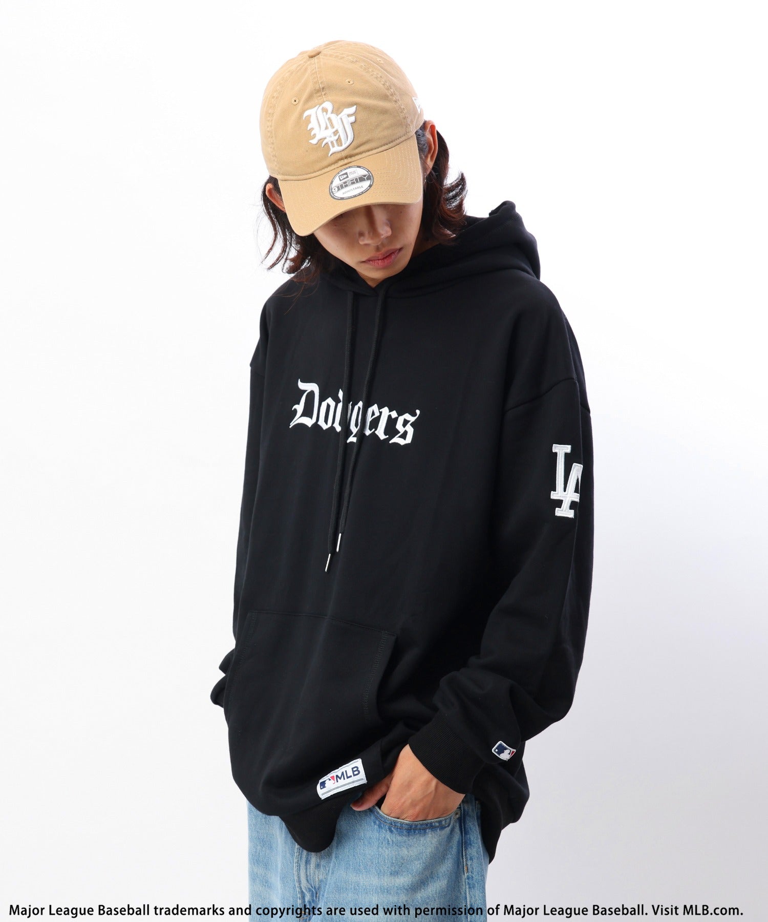 バック トゥー ザ フィールド (ビーティーティーエフ) BACK TO THE FIELD (BTTF) 【MLB】刺繍ロゴフーディー (ブラック) ブラック