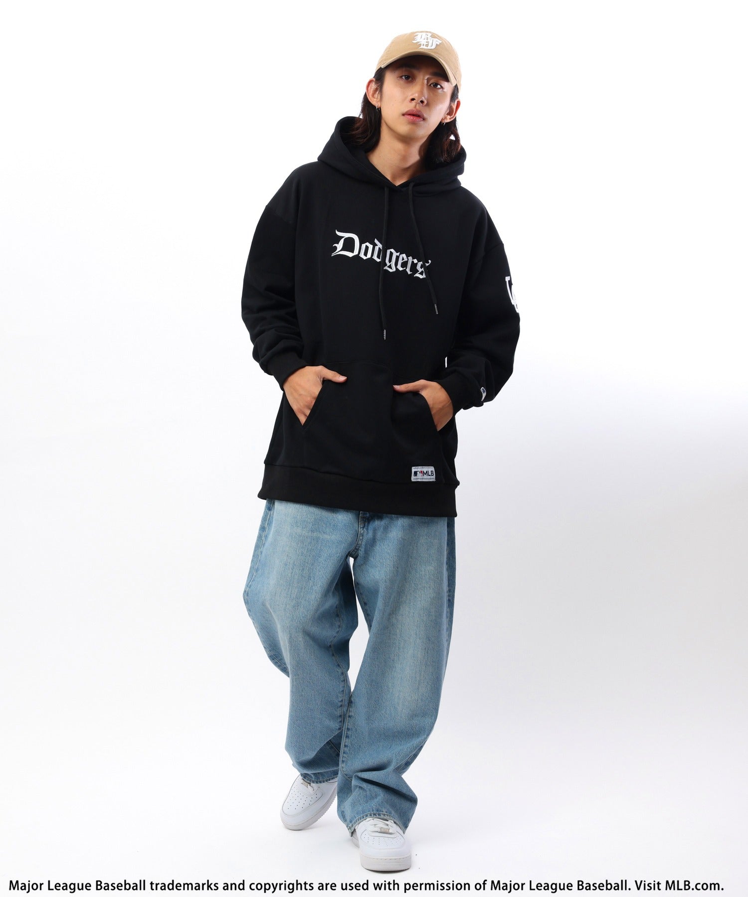 バック トゥー ザ フィールド (ビーティーティーエフ) BACK TO THE FIELD (BTTF) 【MLB】刺繍ロゴフーディー (ブラック) ブラック