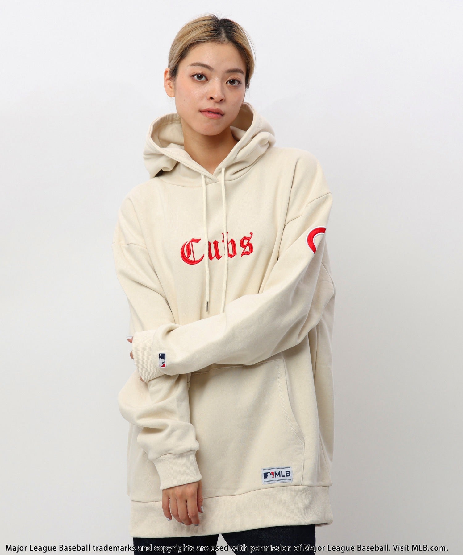 バック トゥー ザ フィールド (ビーティーティーエフ) BACK TO THE FIELD (BTTF) 【MLB】刺繍ロゴフーディー (オフホワイト) オフホワイト