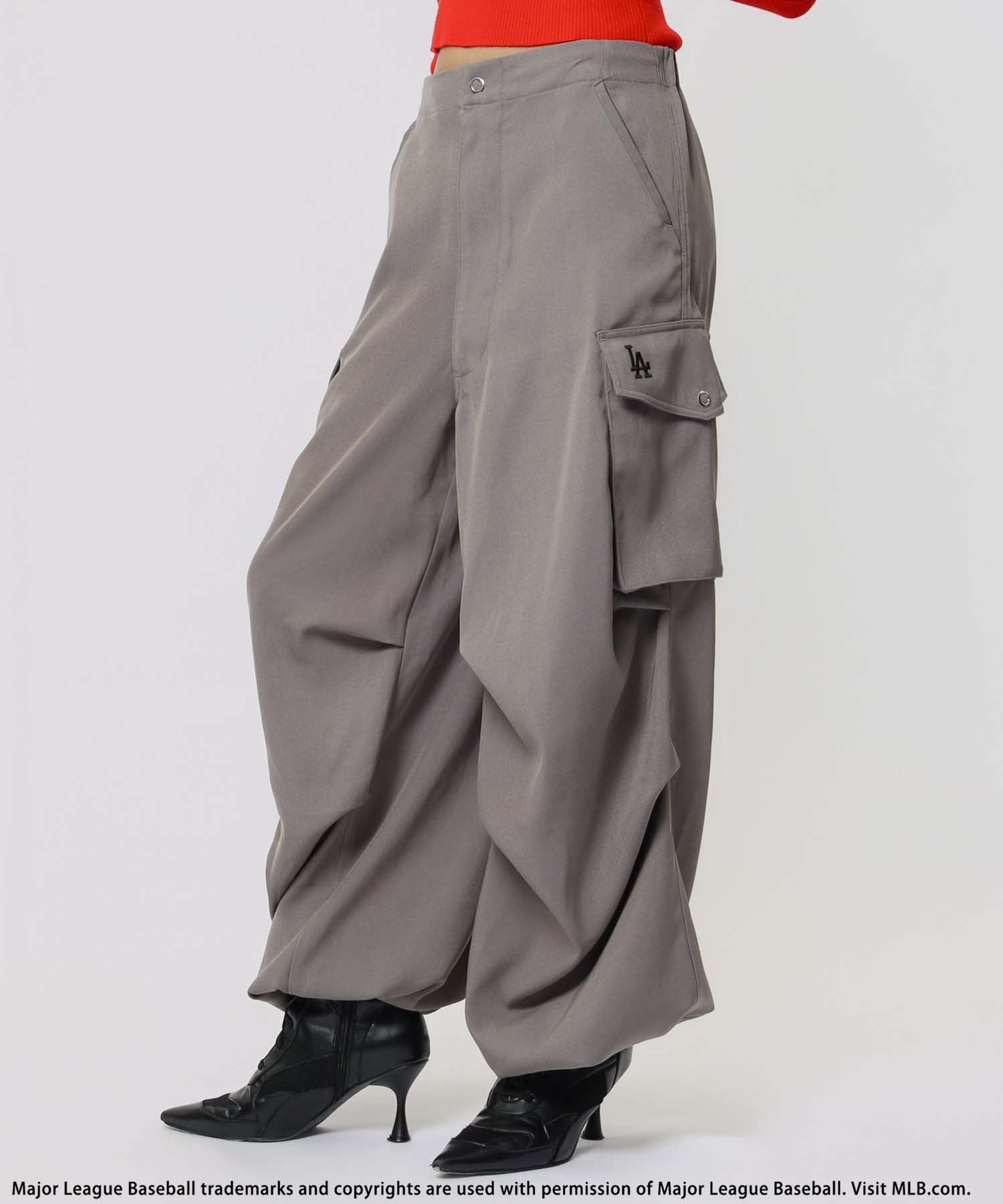 バック トゥー ザ フィールド (ビーティーティーエフ) BACK TO THE FIELD (BTTF) 【MLB】タックカーゴパンツ (グレー) グレー
