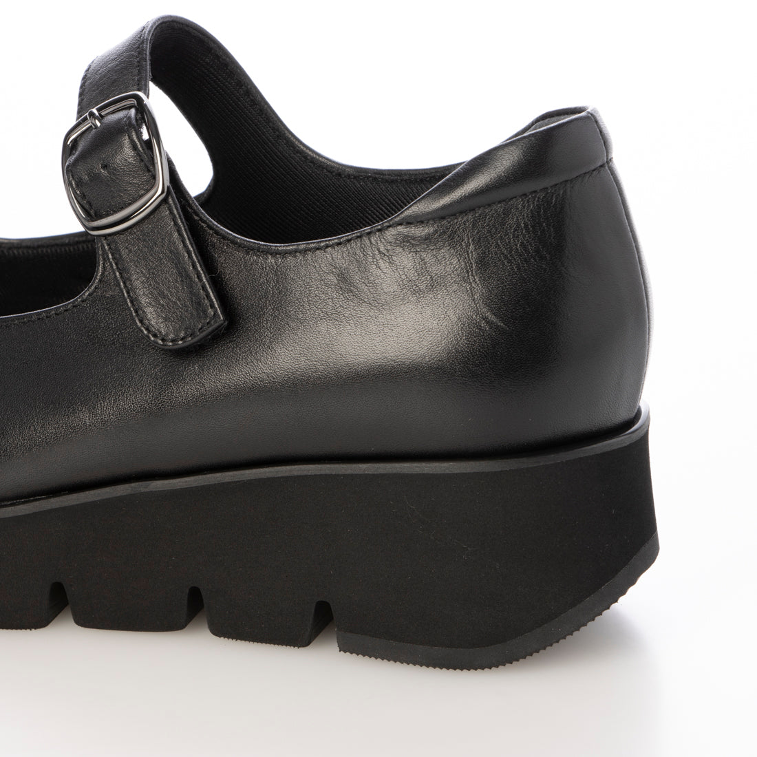 ビューフォート BeauFort スクエアトゥ厚底バックル付きストラップシューズ (ブラック) ブラック