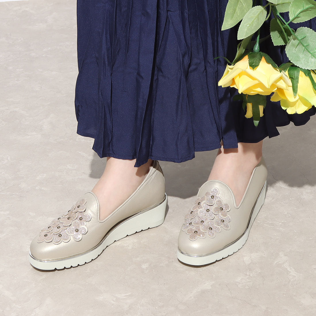 ビューフォート BeauFort フラワーモチーフ厚底スリッポンシューズ (シルバー) シルバー