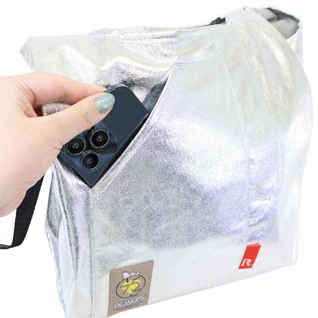 シネマコレクション cinemacollection スヌーピー ショルダーバッグ IP.RS.メタリック.Peanuts-0Q メタリック調生地ショッパー型ショルダー Silver ピーナッツ ルートート 手提げかばん 斜め掛け 肩掛けカバン シルバー