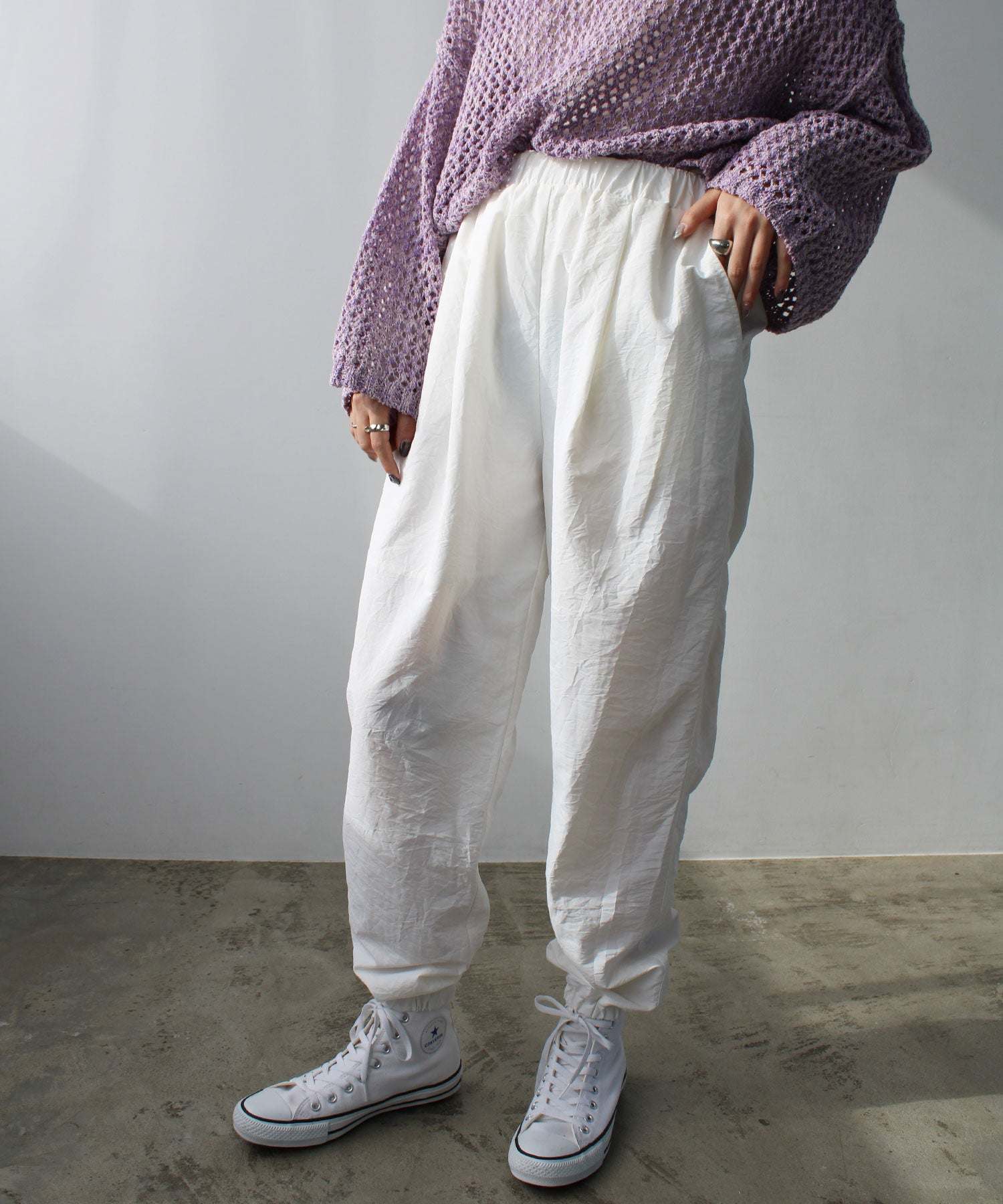 エヌエフ n.f. シャカシャカ素材ジョガーパンツ