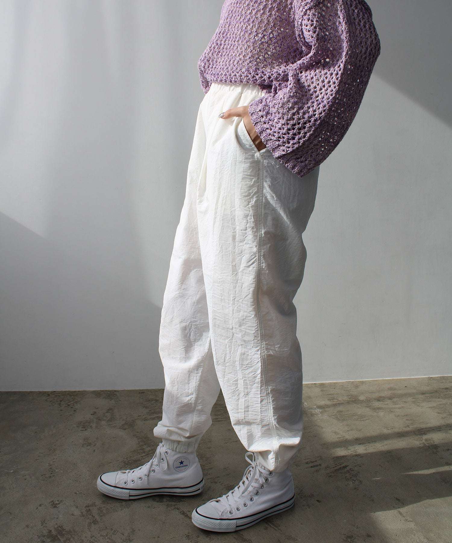 エヌエフ n.f. シャカシャカ素材ジョガーパンツ