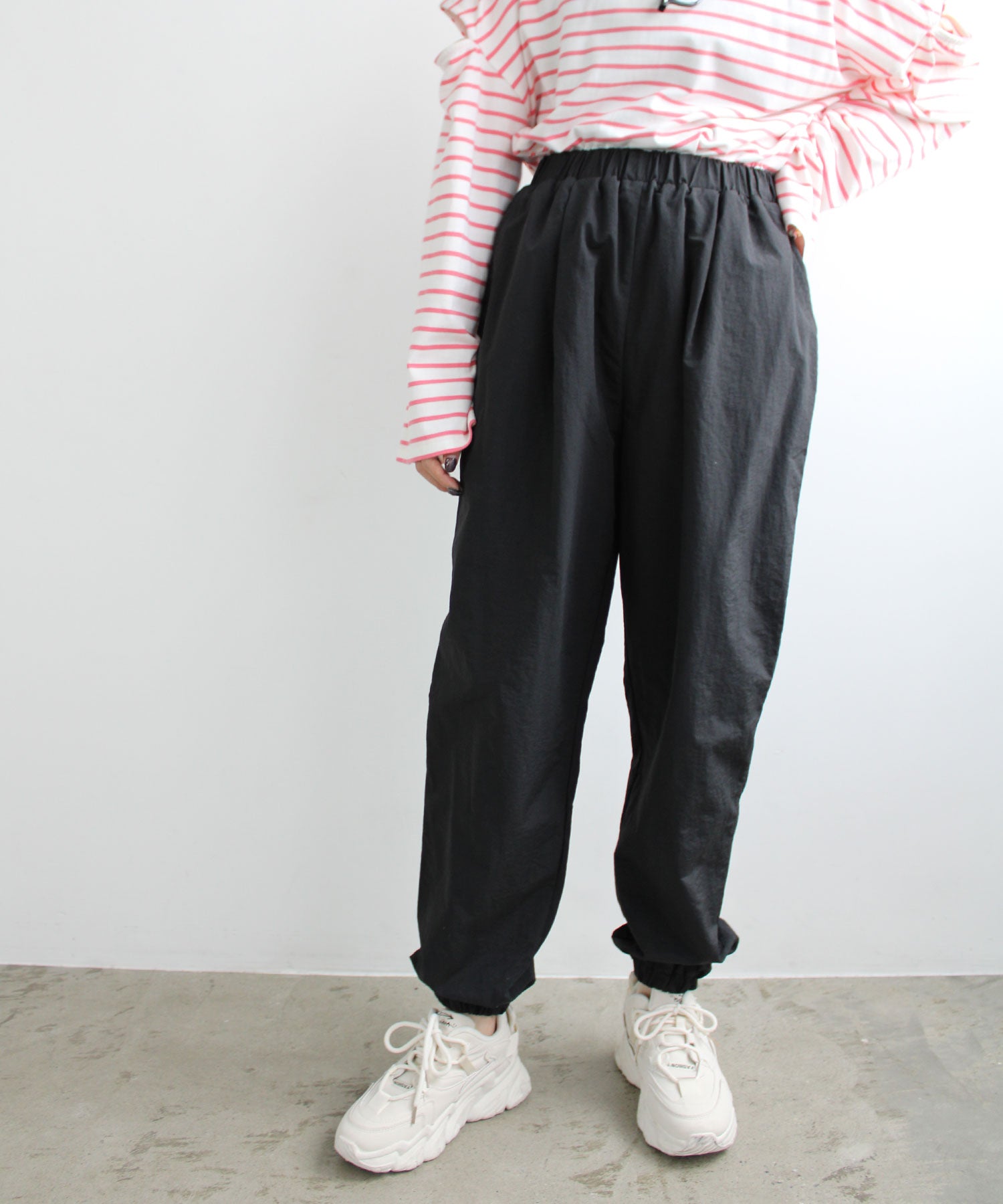 エヌエフ n.f. シャカシャカ素材ジョガーパンツ