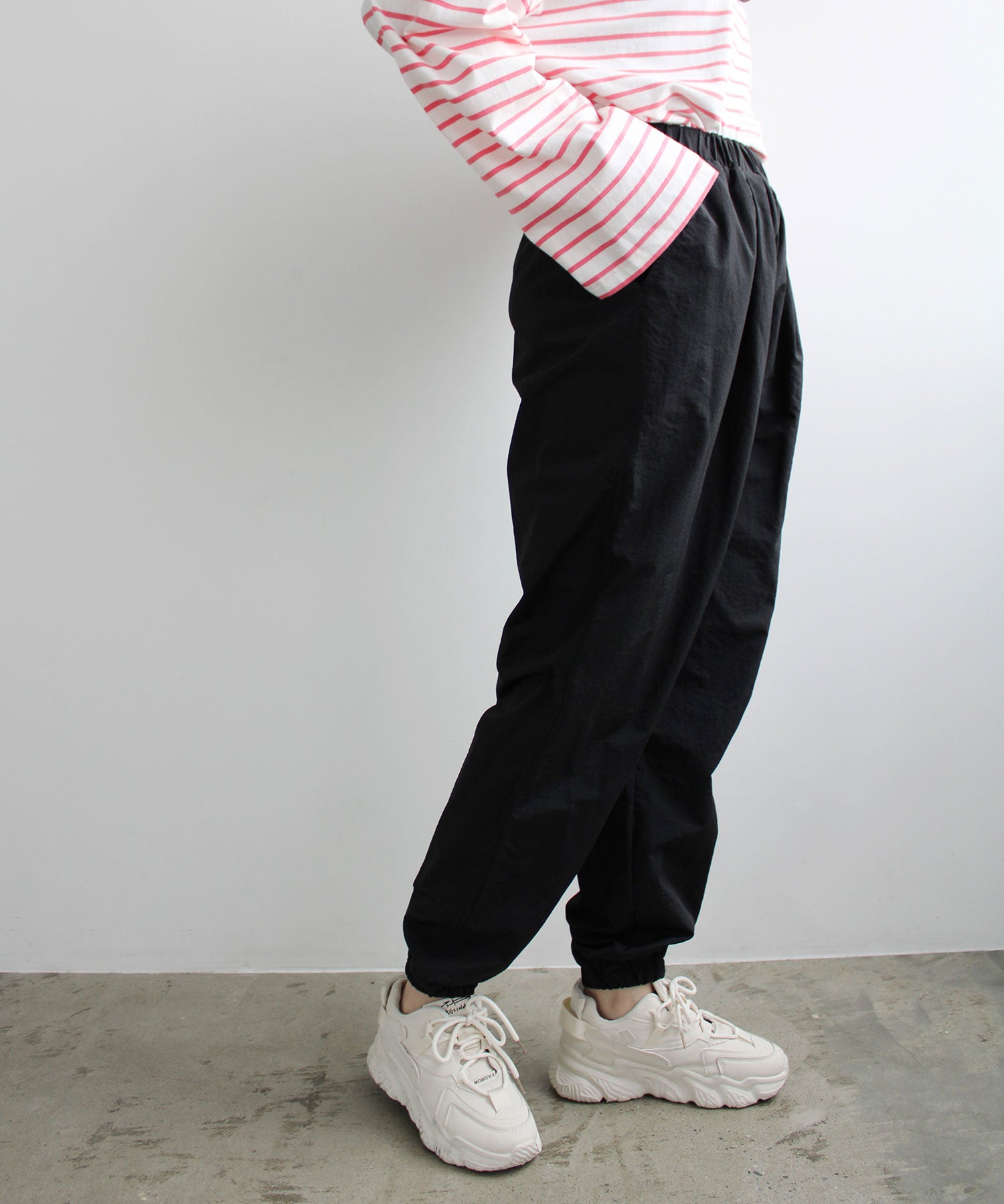 エヌエフ n.f. シャカシャカ素材ジョガーパンツ