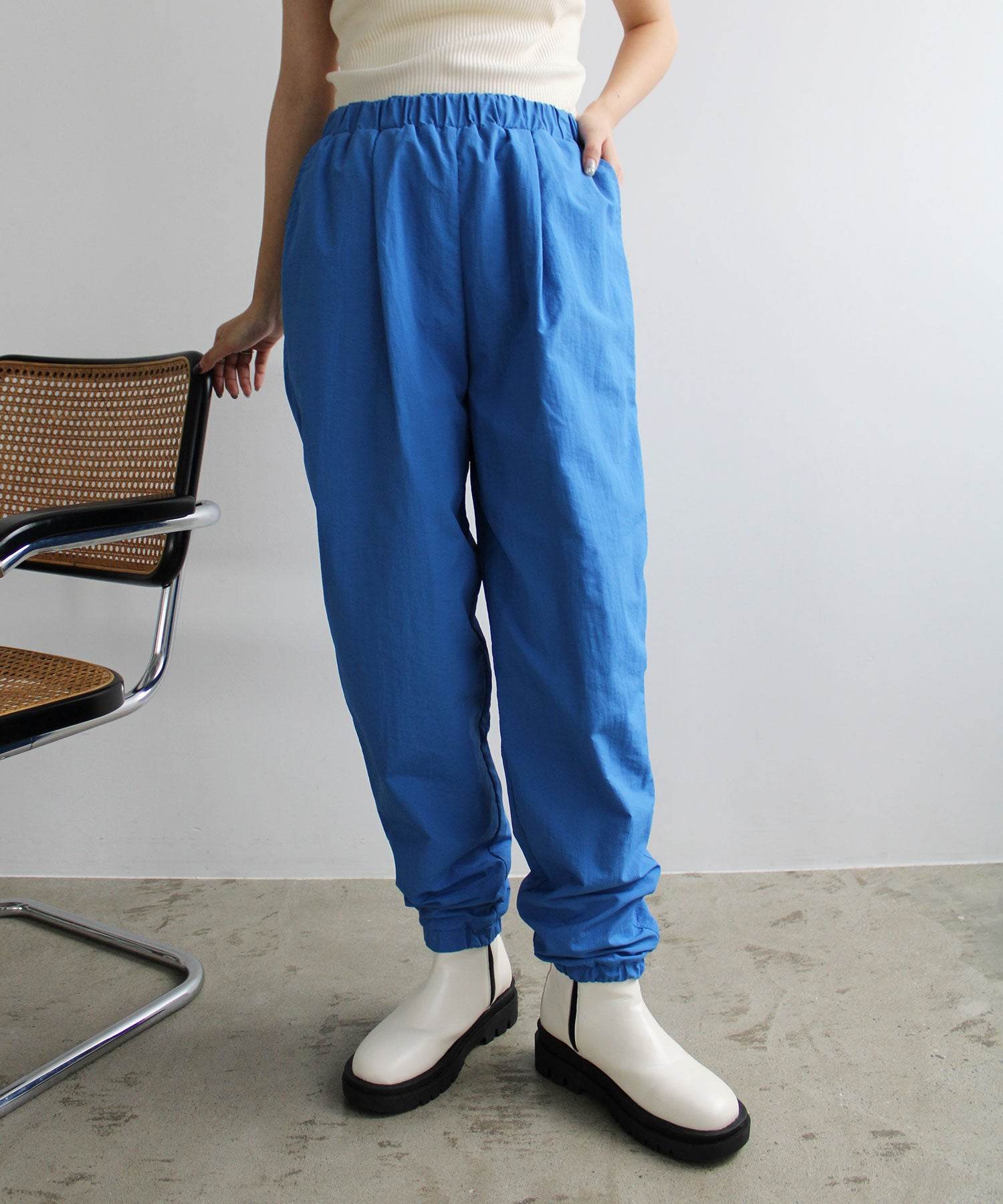 エヌエフ n.f. シャカシャカ素材ジョガーパンツ