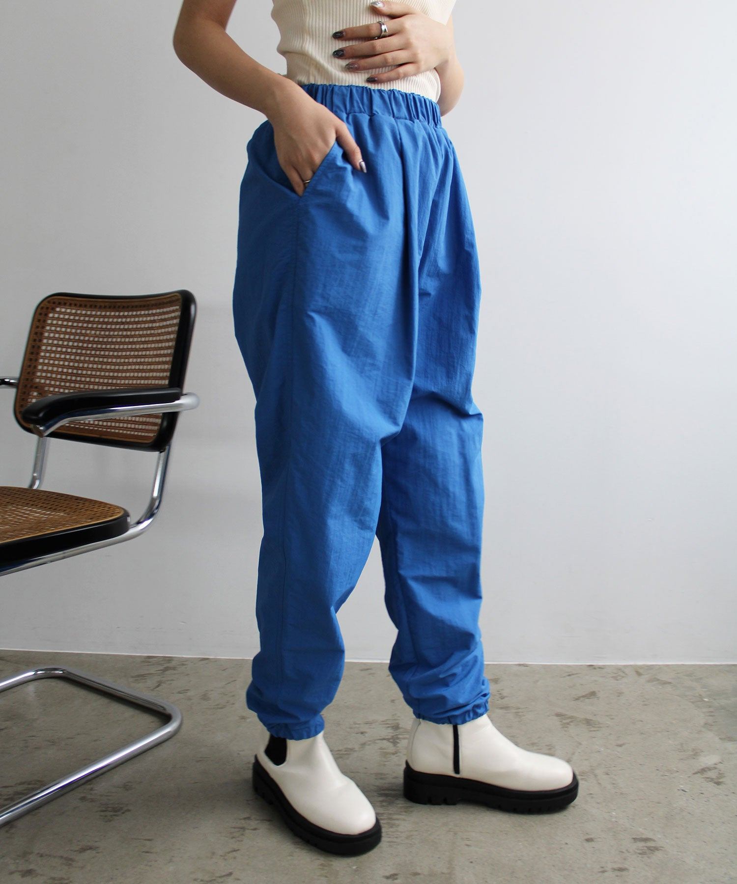 エヌエフ n.f. シャカシャカ素材ジョガーパンツ