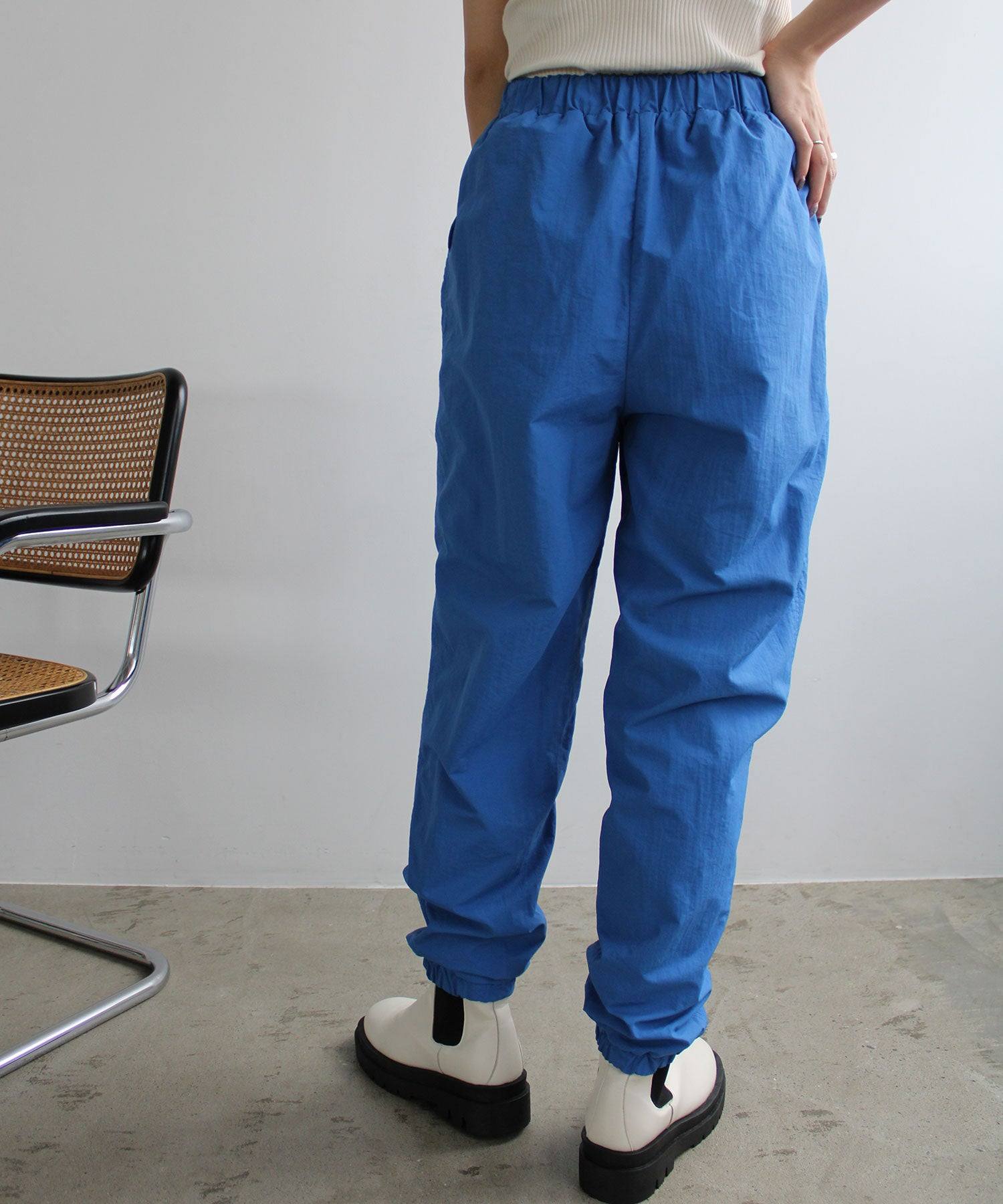 エヌエフ n.f. シャカシャカ素材ジョガーパンツ