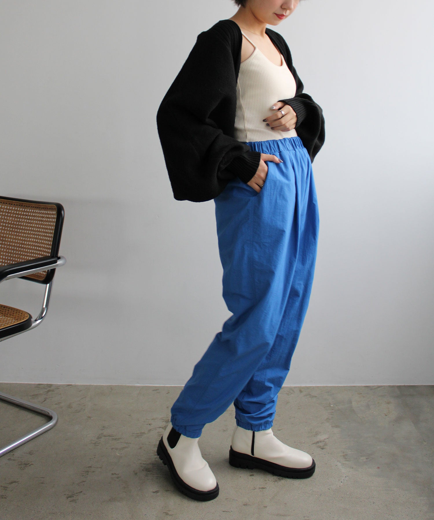 エヌエフ n.f. シャカシャカ素材ジョガーパンツ