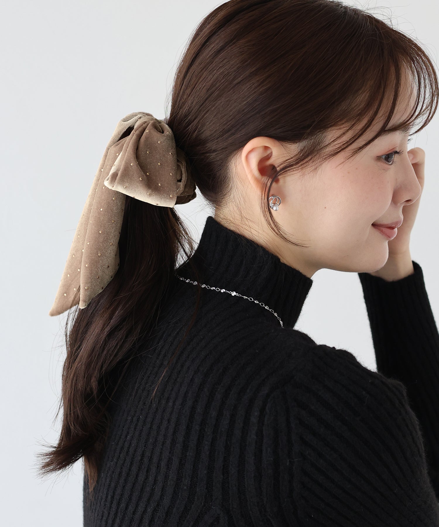 ブルーイースト BLUEEAST スタッズベロアリボンシュシュ (ブラック) ブラック