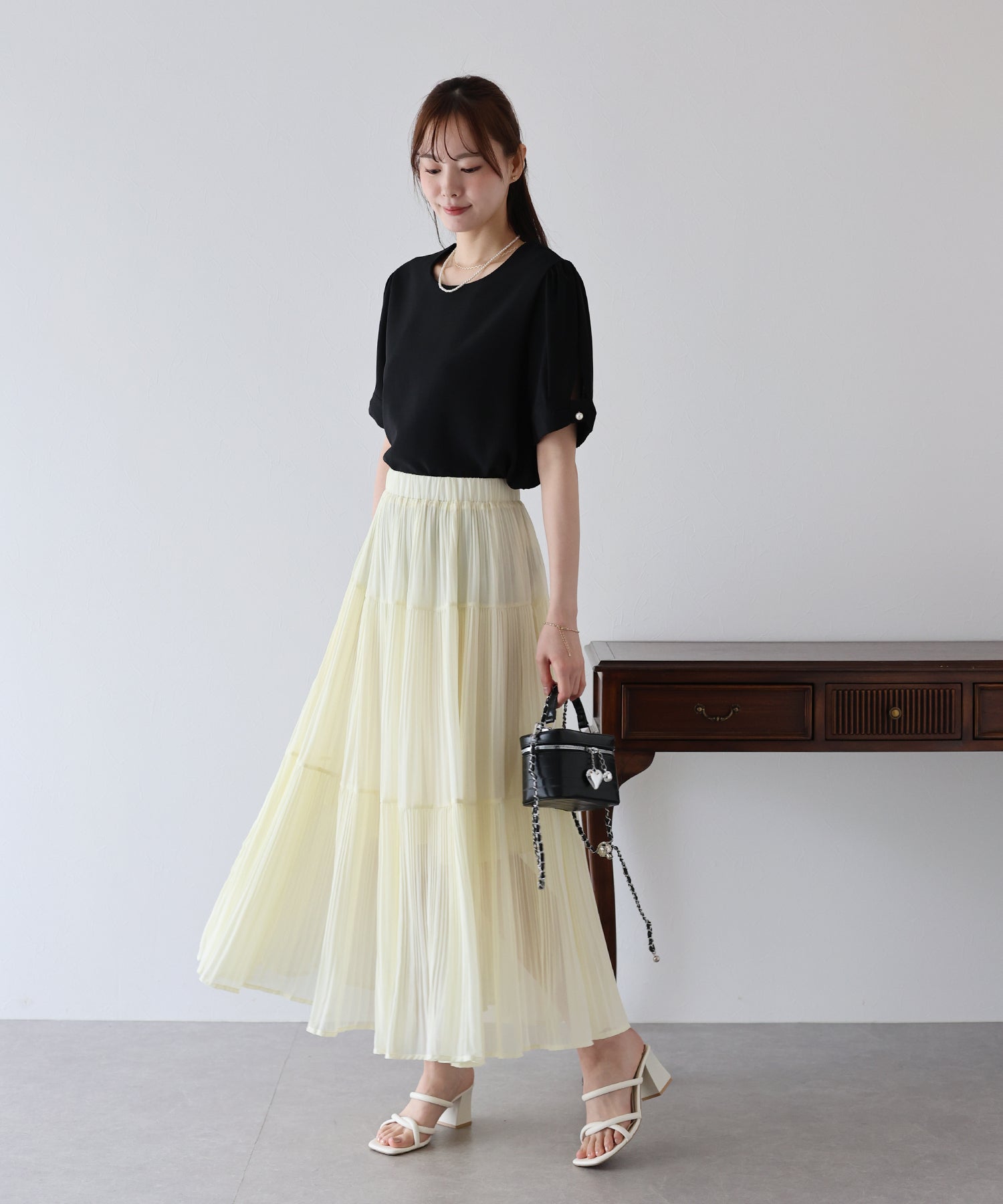 ブルーイースト BLUEEAST パールボタン麻調ブラウス (ブラック) ブラック