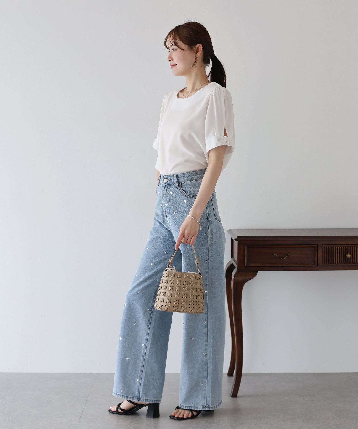 ブルーイースト BLUEEAST パールボタン麻調ブラウス (ブラック) ブラック