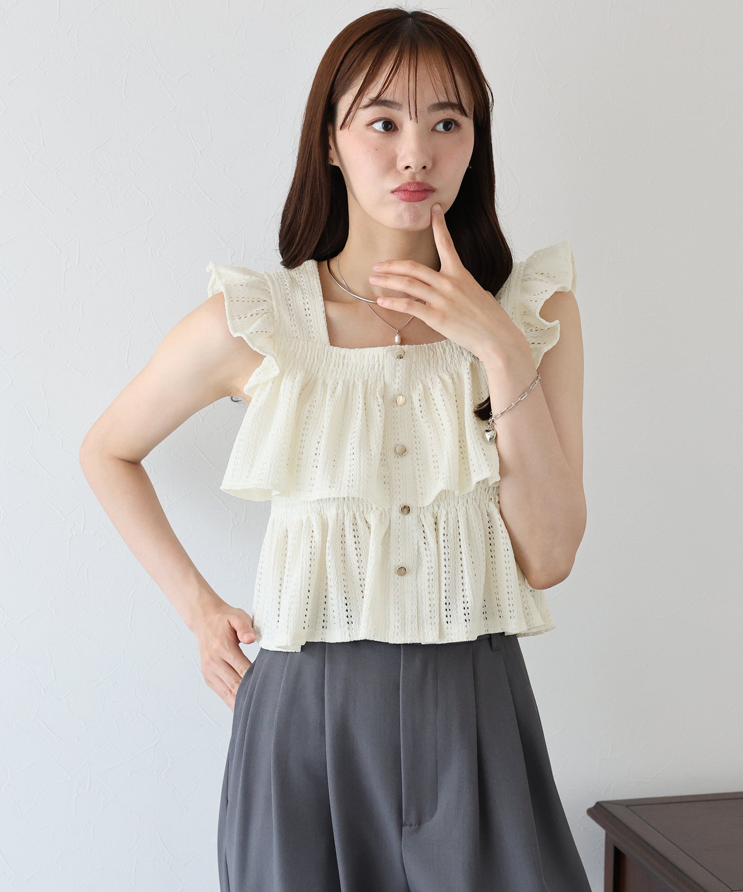 ブルーイースト BLUEEAST ノースリティアードフリルブラウス (アイボリー) アイボリー