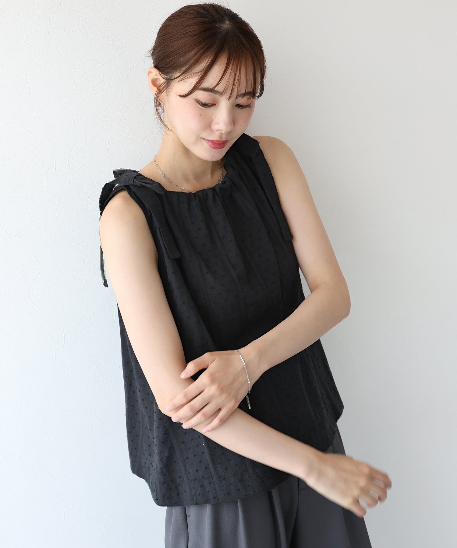 ブルーイースト BLUEEAST ドットジャガードリボンブラウス (ブラック) ブラック