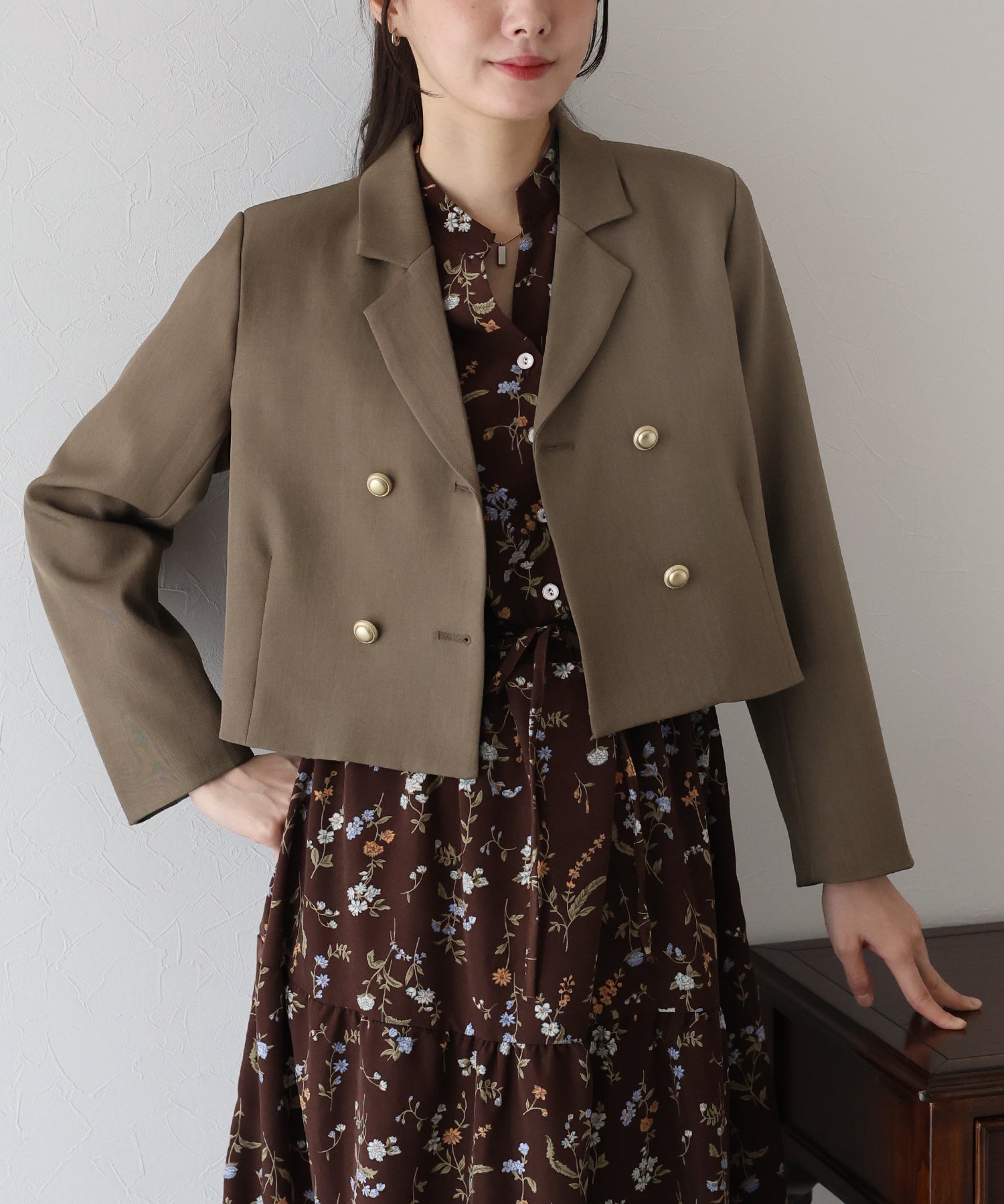 ブルーイースト BLUEEAST 金ボタンショートテーラードジャケット (ブラウン) ブラウン