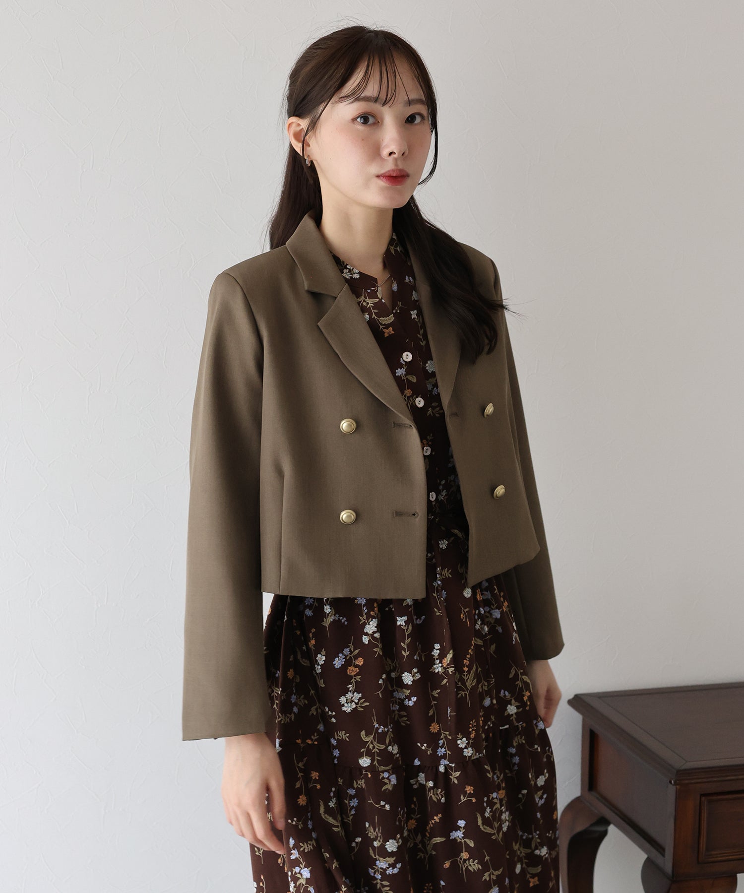 ブルーイースト BLUEEAST 金ボタンショートテーラードジャケット (ブラウン) ブラウン