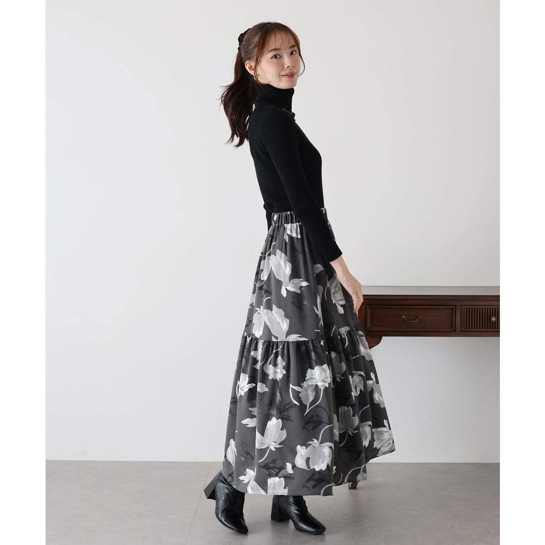 ブルーイースト BLUEEAST フラワーティアードスカート (グレー) グレー