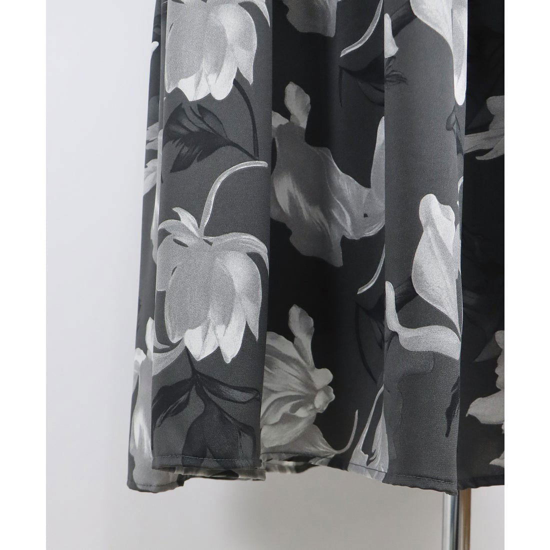 ブルーイースト BLUEEAST フラワーティアードスカート (グレー) グレー