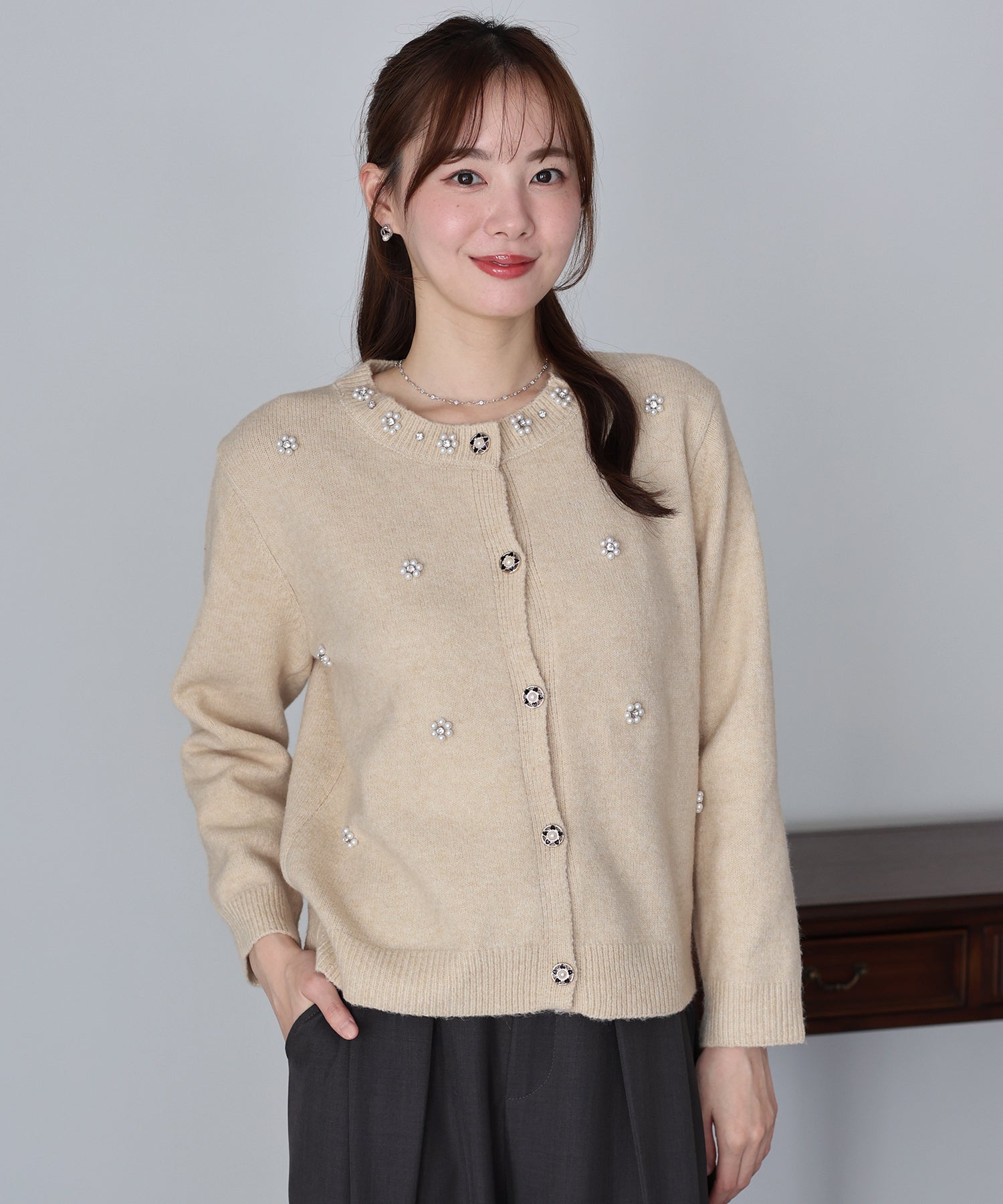 ブルーイースト BLUEEAST フラワービジューカーディガン (アイボリー) アイボリー