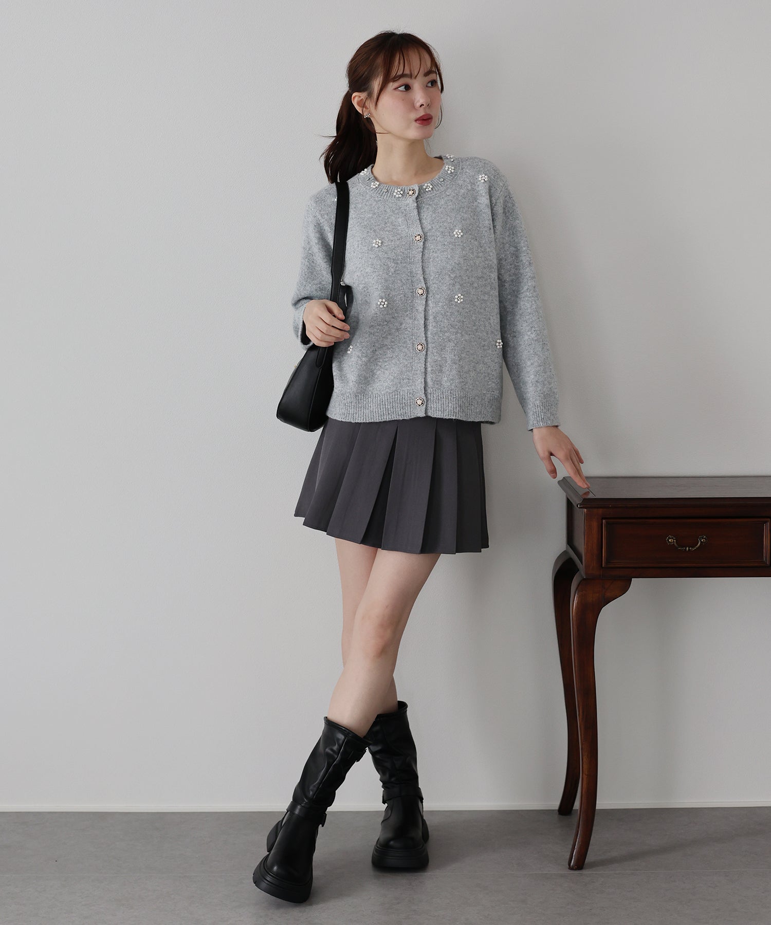 ブルーイースト BLUEEAST フラワービジューカーディガン (アイボリー) アイボリー