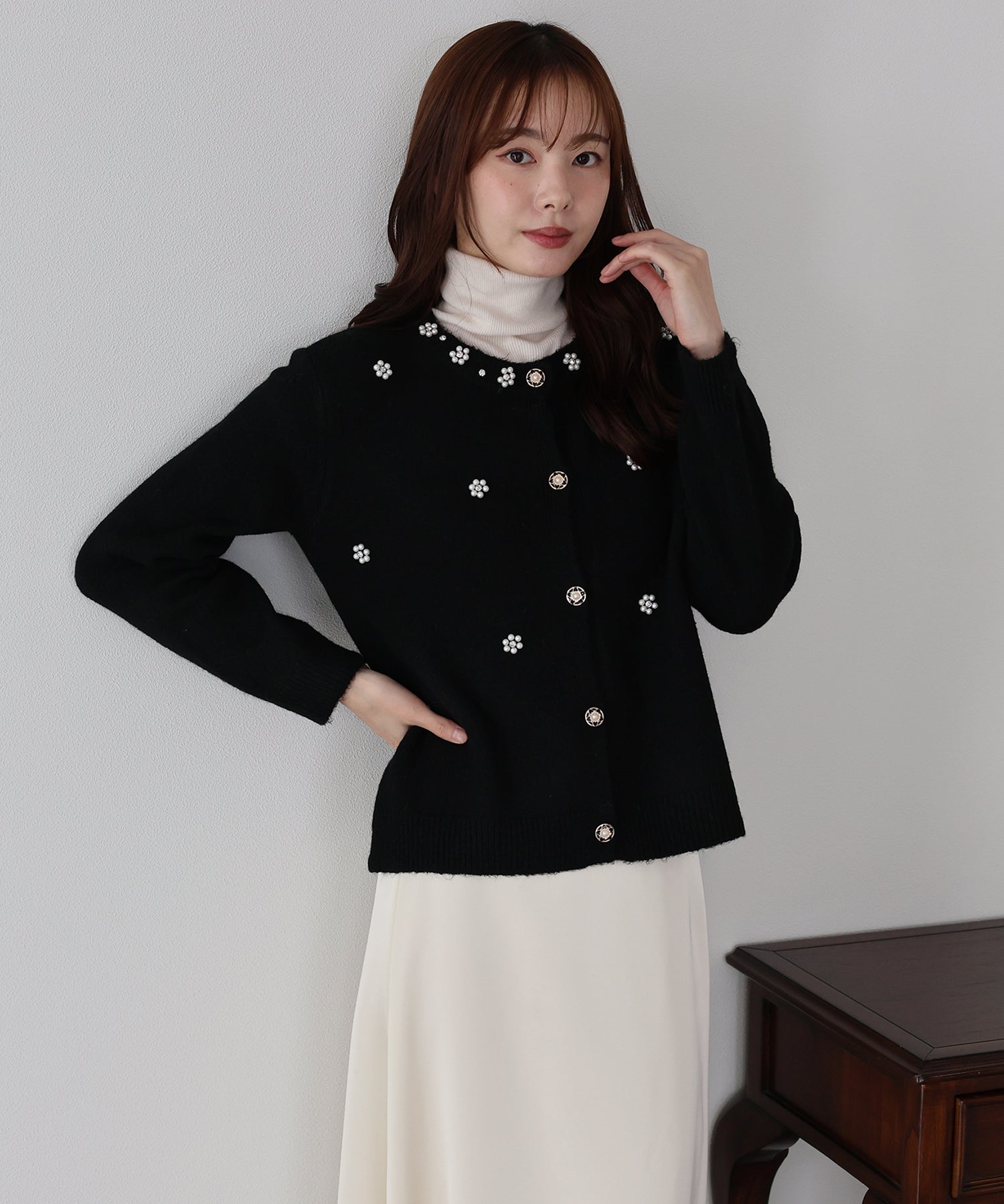 ブルーイースト BLUEEAST フラワービジューカーディガン (アイボリー) アイボリー