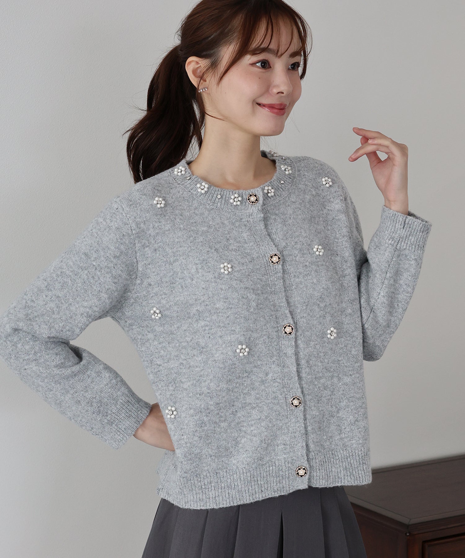 ブルーイースト BLUEEAST フラワービジューカーディガン (グレー) グレー