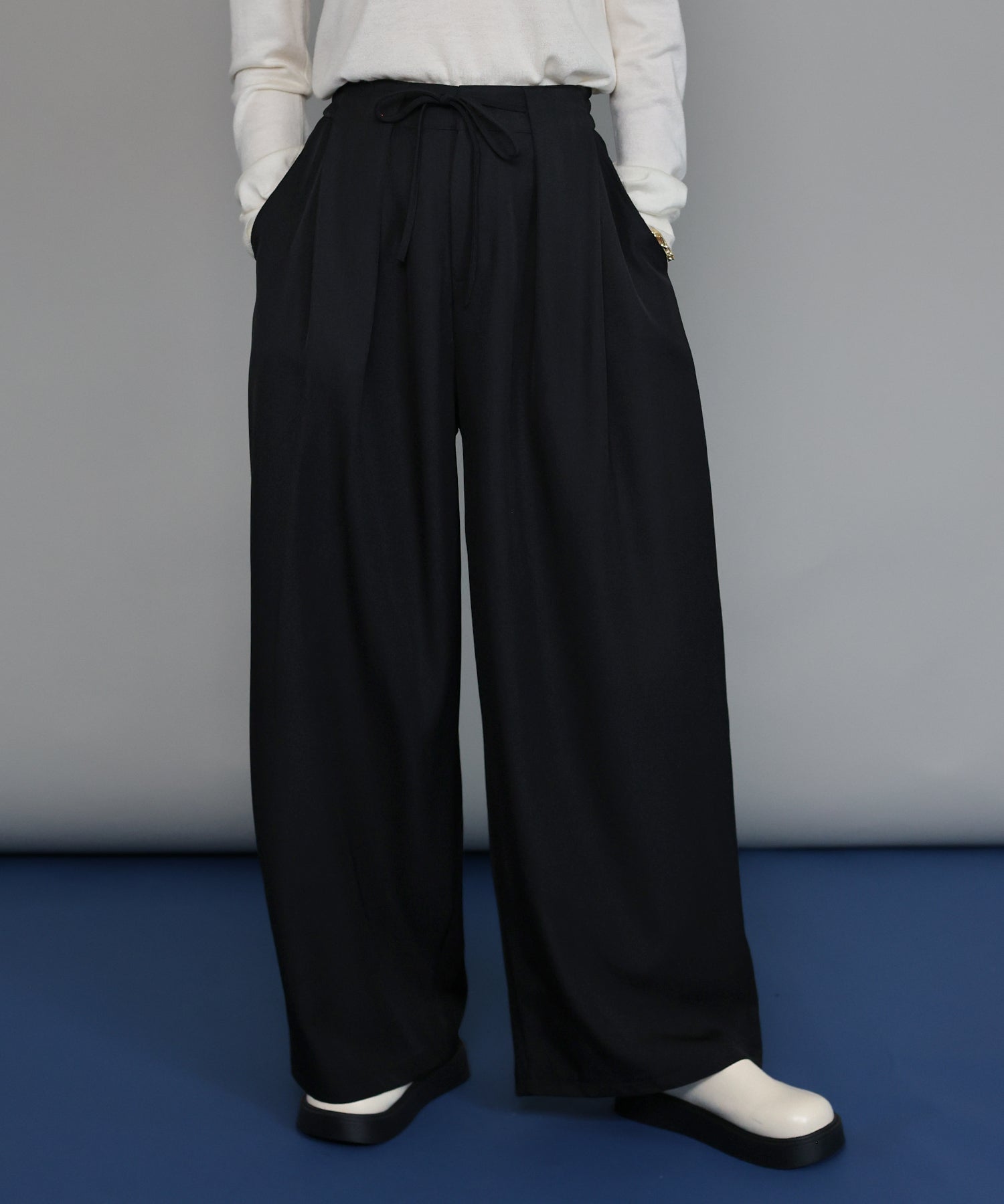 ジェーバイブルー J by blue タックワイドパンツ (ブラック) ブラック