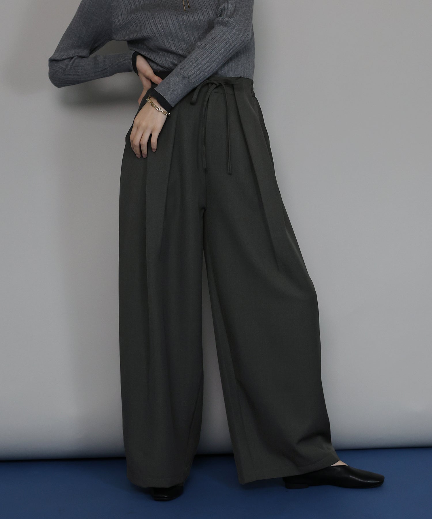 ジェーバイブルー J by blue タックワイドパンツ (ブラック) ブラック